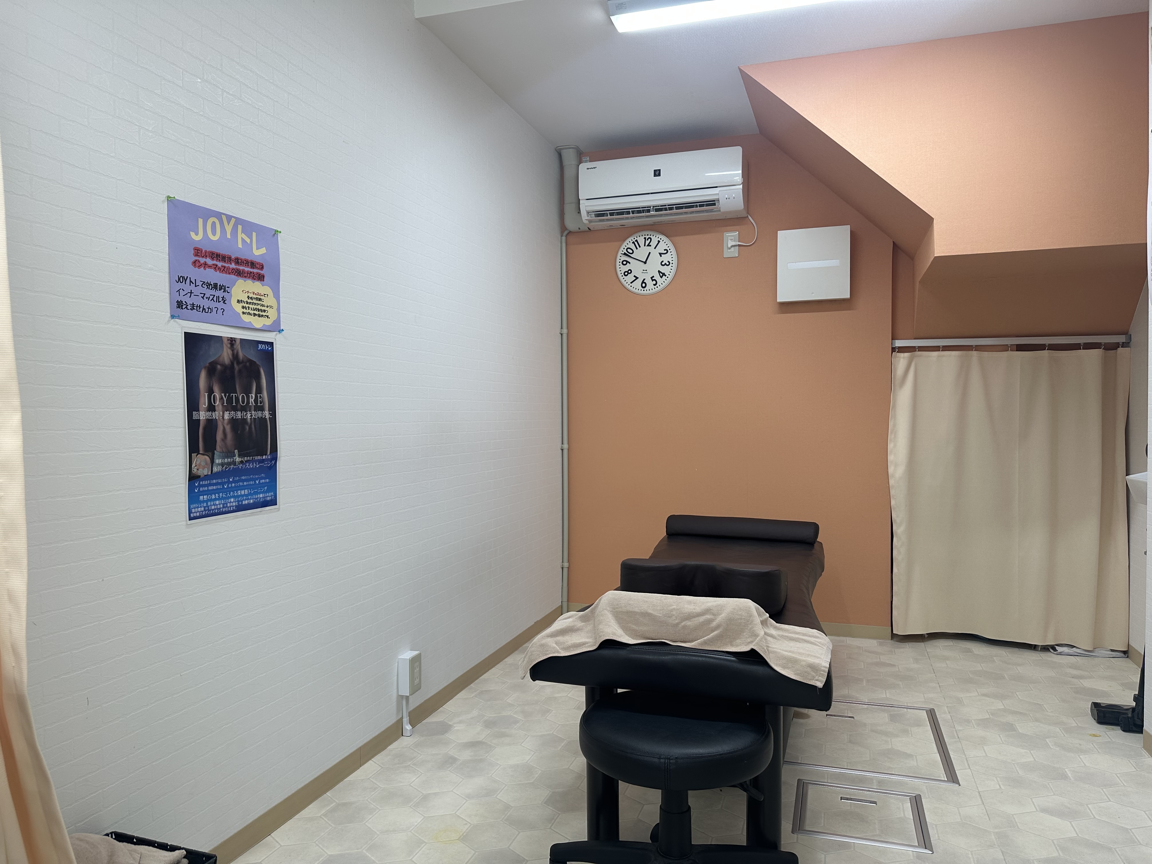 カーテンで仕切られた院内